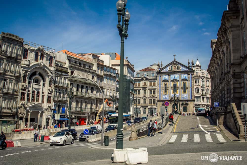 Estação São Bento, à direta | Praça da Liberdade no final da rua à esquerda