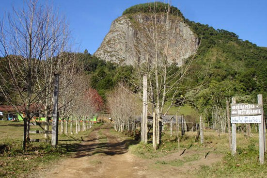 Gonçalves, Pedra Chanfrada