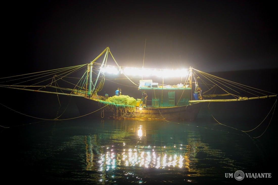 Pesca noturna em Halong Bay, Vietnã