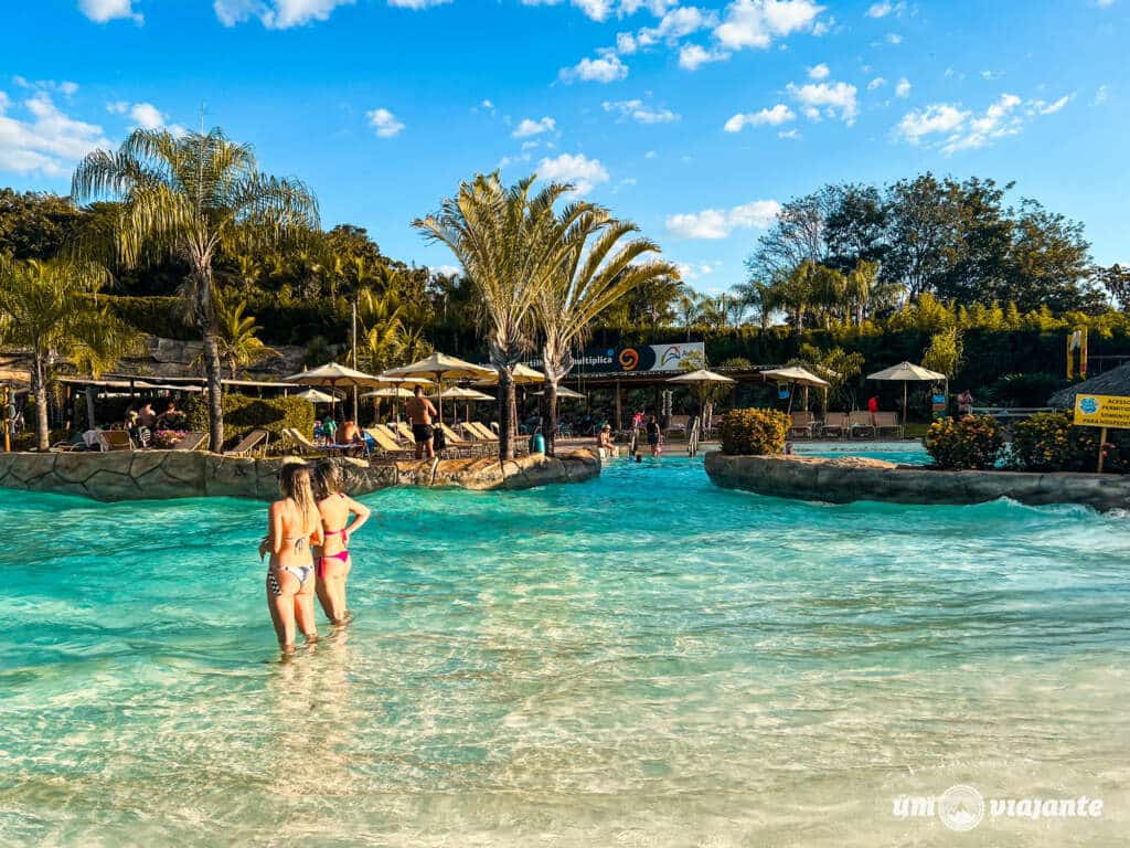 Praia do Cerrado no Hot Park: com ondas, quente e água doce